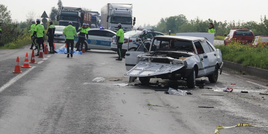 Manisa'da refüje çarparak devrilen otomobildeki 1 kişi öldü, 2 kişi yaralandı