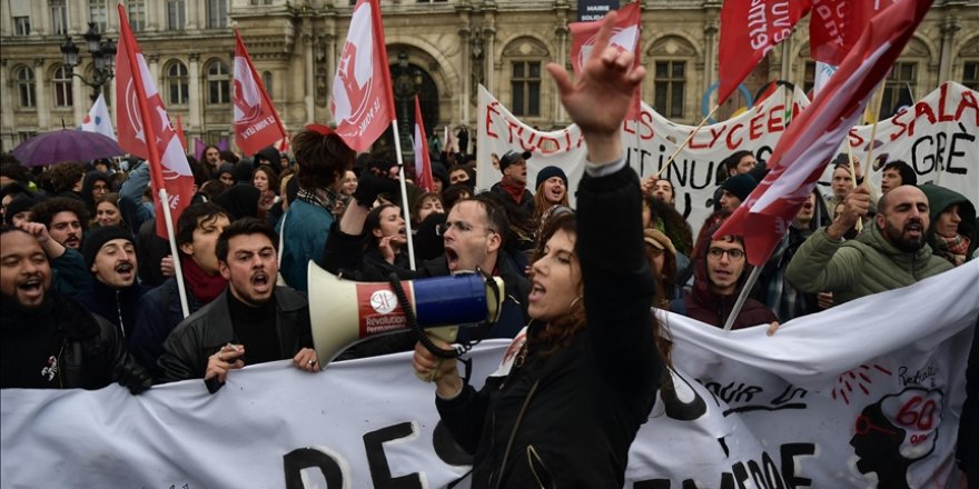 Fransızlar emeklilik reformunun onaylanmasına tepki olarak sokağa indi