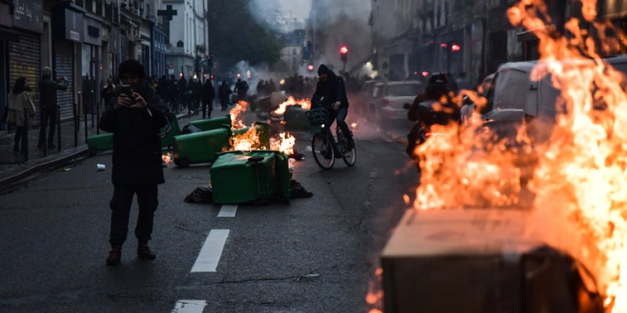 Fransa tartışmalı emeklilik reformunun onaylanmasının ardından başlayan gösteriler şiddetlendi