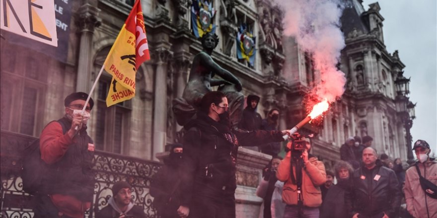 Fransa'da emeklilik reformu karşıtı gösteride tansiyon düşmedi