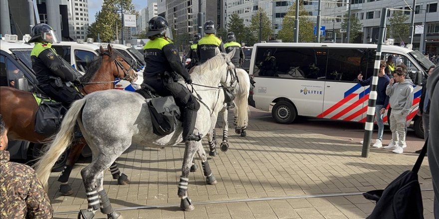 Irkçı PEGIDA hareketi lideri Wagensveld Amsterdam'da Kur'an-ı Kerim yırttı