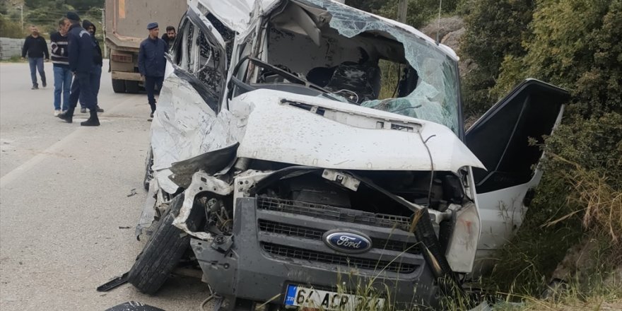 Muğla'da kamyonla çarpışan kamyonetin sürücüsü hayatını kaybetti