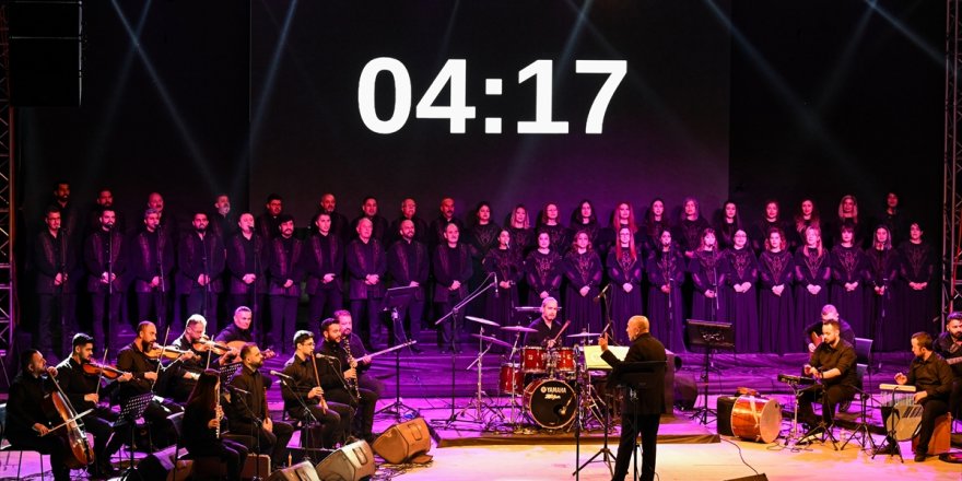 Depremlerde 7 üyesini kaybeden Antakya Medeniyetler Korosu, İzmir'de konser verdi