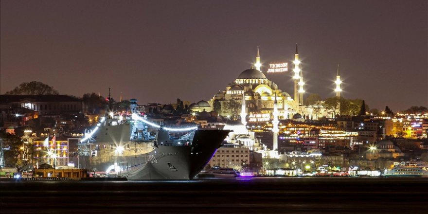 TCG Anadolu gemisi Sarayburnu Limanı'na demirledi