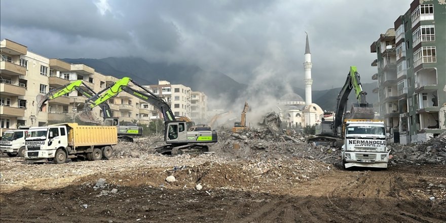 Hatay'da bina yıkım ve enkaz kaldırma çalışmaları 79 mahallede sürecek