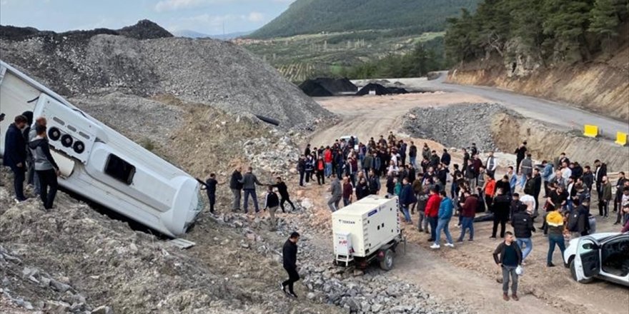 Manisa'da maden işçilerini taşıyan servis devrildi, 9 kişi yaralandı