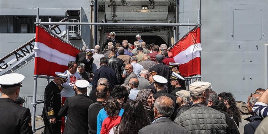 TCG Anadolu gemisi, Sarayburnu Limanı'nda ziyaretçi akınına uğradı