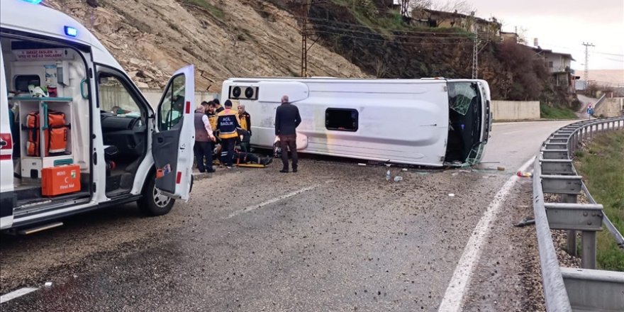 Sivas'ta midibüsün devrilmesi sonucu 10 kişi yaralandı