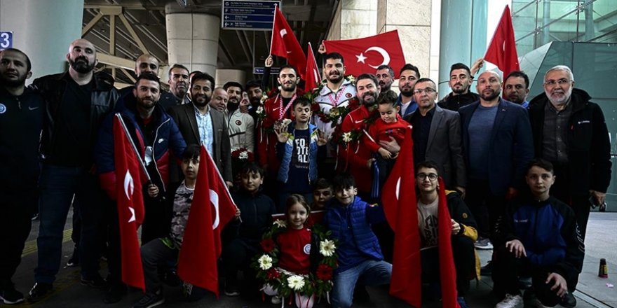 Avrupa 3'üncüsü Serbest Güreş Milli Takımı, Ankara'da çiçeklerle karşılandı