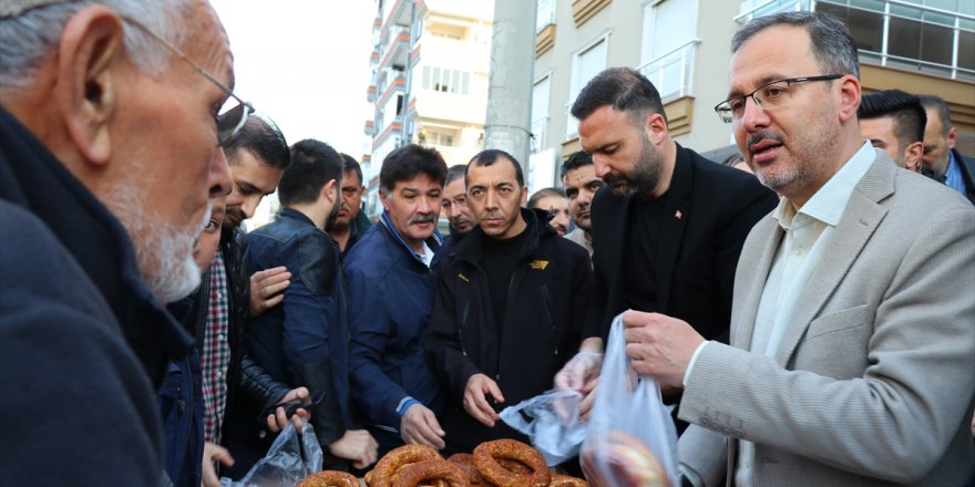 Bakan Kasapoğlu, İzmir'de vatandaşlarla bayramlaştı