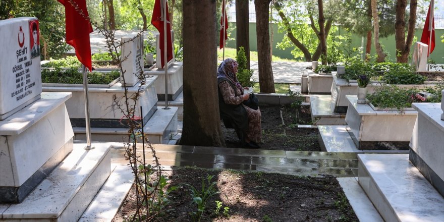 İzmir'deki şehit yakınları arife günü şehitlikleri ziyaret etti