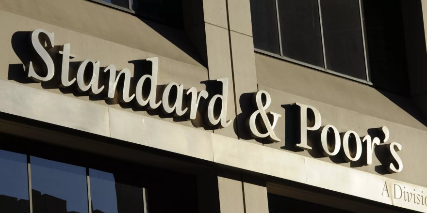 S&P, İngiltere'nin kredi notunu negatiften durağana çevirdi