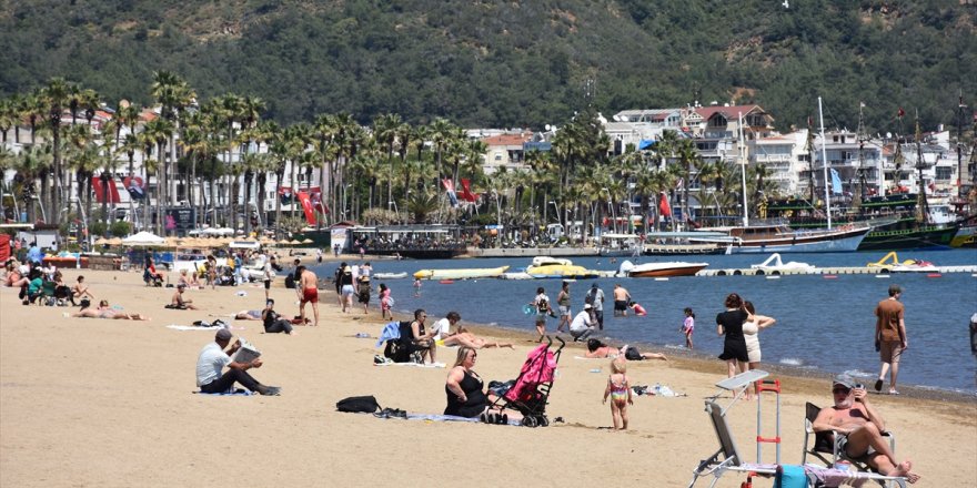 Antalya ve Muğla sahillerinde bayram tatili yoğunluğu yaşanıyor