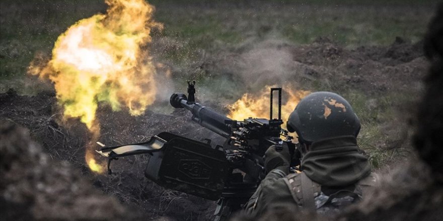 Rusya-Ukrayna Savaşı nedeniyle cephede görevli Ukraynalı askerler, çeşitli silahların kullanıldığı yoğun savaş eğitimlerine katılıyor.