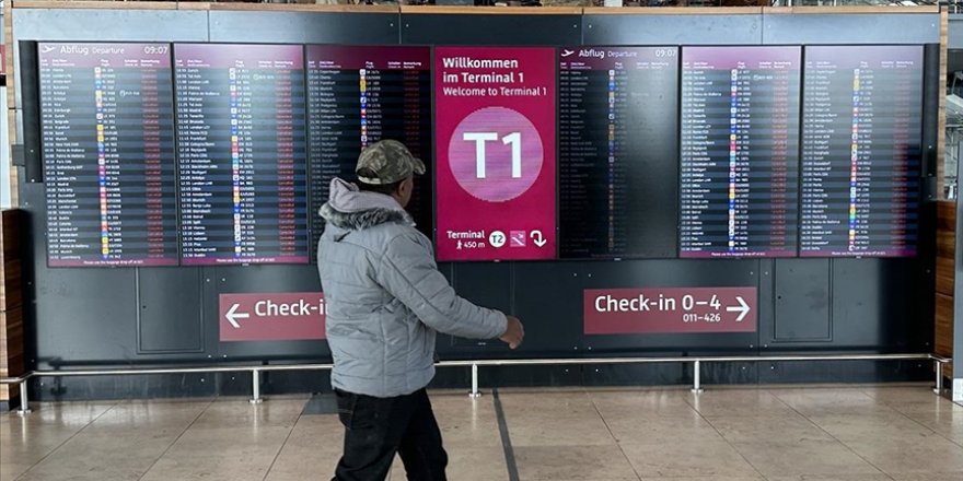 Almanya’da iki havalimanındaki uyarı grevlerinden dolayı 300’ün üzerinde uçuş iptal oldu