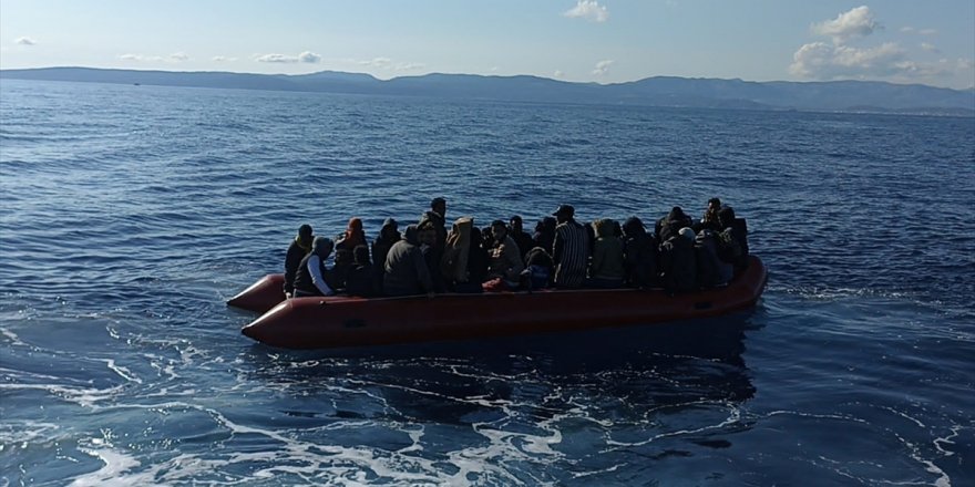 İzmir açıklarında geri itilen 62 düzensiz göçmen kurtarıldı