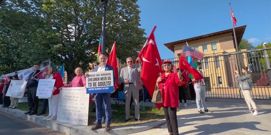 Washington’da Türkler, Türk misyonu önünde eylem yapan Ermeni grupları protesto etti