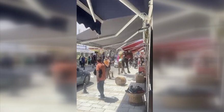 Bodrum'da caddede otomobilden ürken devenin çevreye yaşattığı panik anları kameraya yansıdı