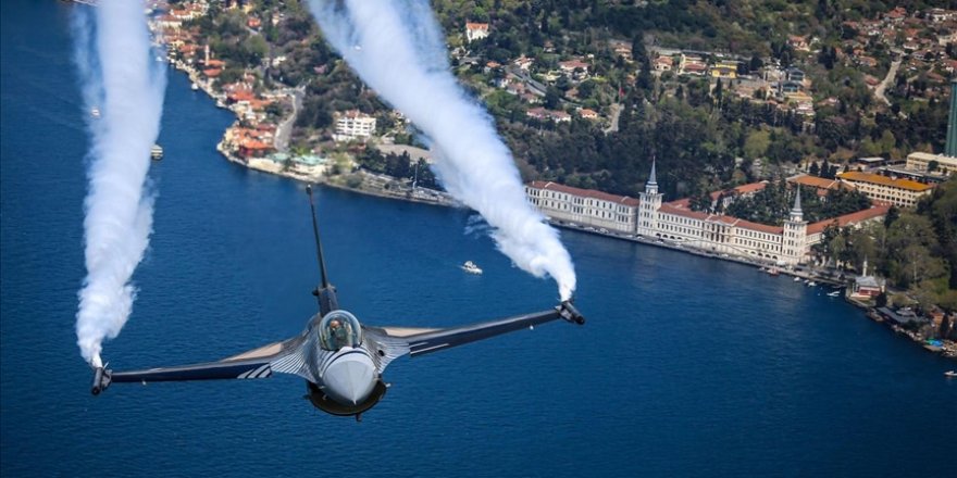 Türk Hava Kuvvetleri, TEKNOFEST kapsamında İstanbul semalarında selamlama uçuşu yaptı