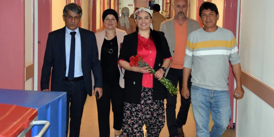 MHP'li milletvekili adayı oyuncu Özlem Balcı seçim çalışmasını "şalvar"la sürdürüyor