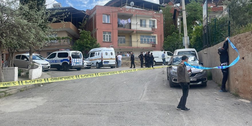 İzmir'de polise baltayla saldıran kişi yaralanarak etkisiz hale getirildi