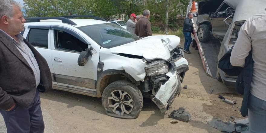 İzmir'de iki otomobilin çarpıştığı kazada 6 kişi yaralandı