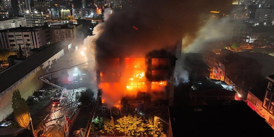 İstanbul'da halı imalathanesinde yangın çıktı