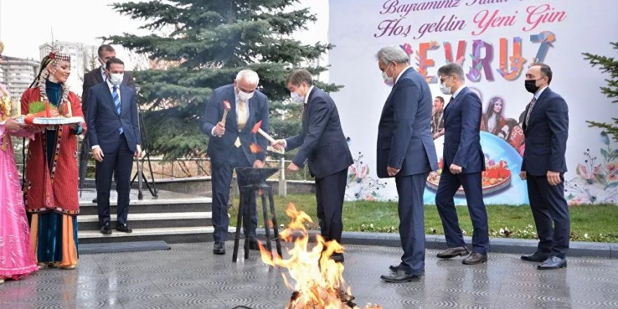 Kültür ve Turizm Bakanı Ersoy, Nevruz ateşinden atlayıp, yumurta tokuşturdu