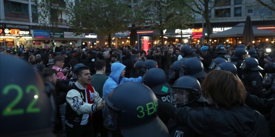 Berlin'de 1 Mayıs gösterisinde polis ile eylemciler arasında arbede çıktı