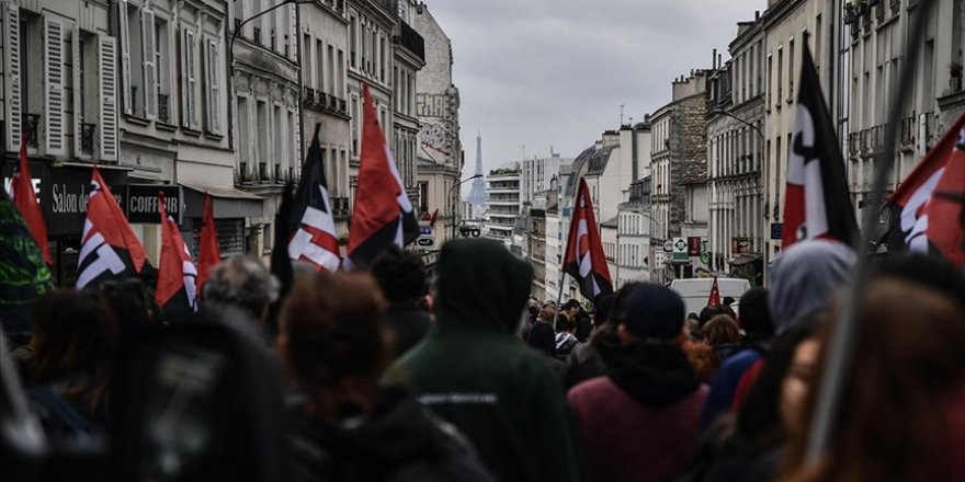 Fransa'da 1 Mayıs'ta, emeklilik reformuna karşı ülke çapında gösteriler olaylı başladı