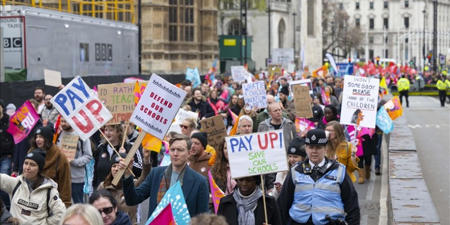 Londra'da binlerce öğretmen maaş artışı talebiyle Başbakanlığa yürüdü