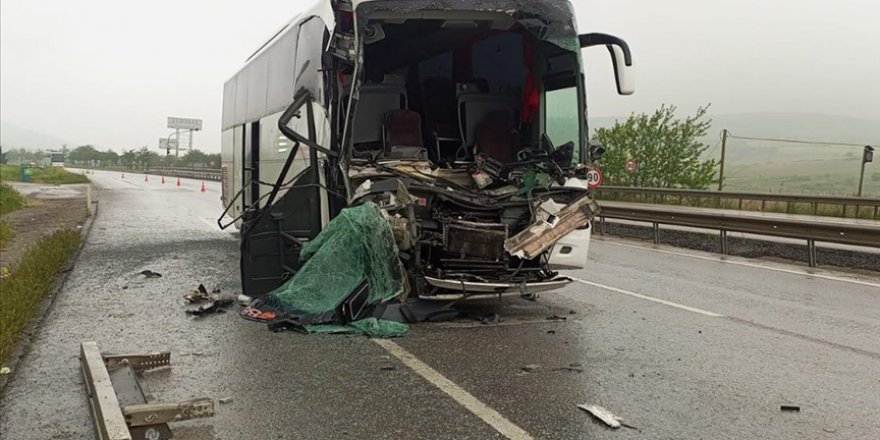 Balıkesir'de lise öğrencilerini taşıyan tur otobüsü tıra çarptı, 33 kişi yaralandı