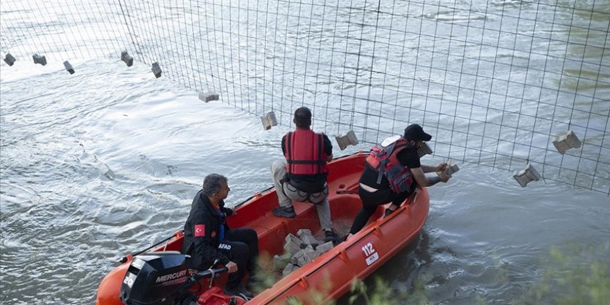 Munzur Çayı'nda kaybolan 3 kişinin bulunması için suya çelik ağlar yerleştirildi