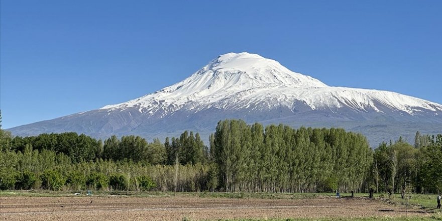 Ağrı Dağı'na kar yağdı