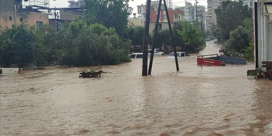 Adana'nın Kozan ilçesinde sağanak nedeniyle bazı evleri ve iş yerlerini su bastı