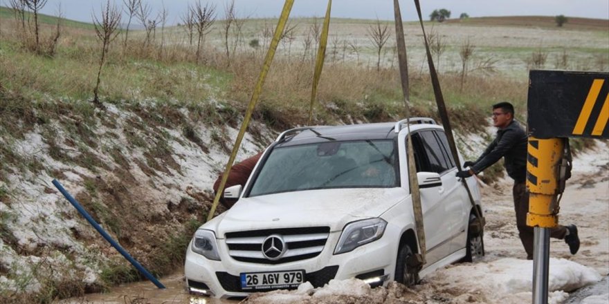 Afyonkarahisar'da dolu yağışı nedeniyle kontrolden çıkan otomobil su kanalına düştü