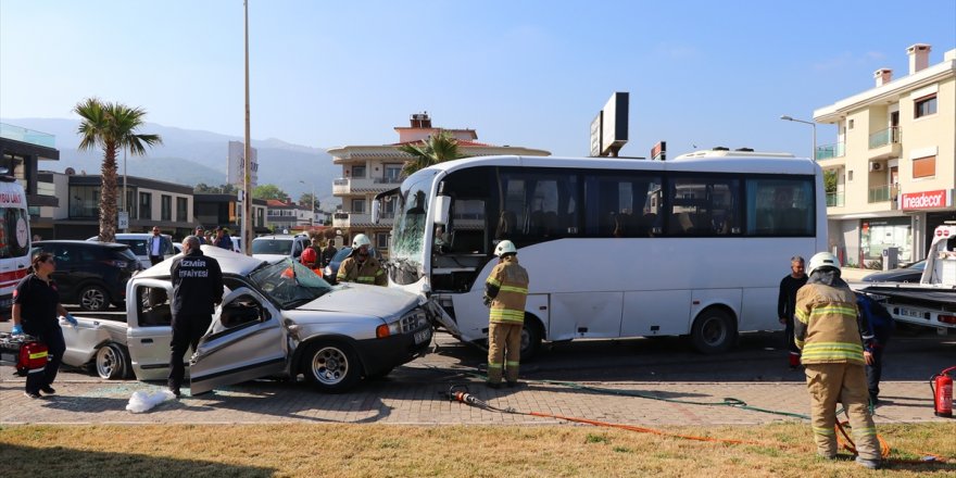 İzmir'de midibüs ile pikabın çarpıştığı kazada 1 kişi öldü, 6 kişi yaralandı