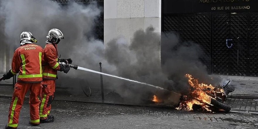 Fransa'da itfaiyeciler suyu kuraklık nedeniyle yüzme havuzlarından karşılıyor