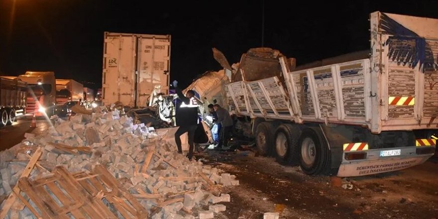 Adana'da trafik kazasında 7 kişi öldü, 7 kişi yaralandı