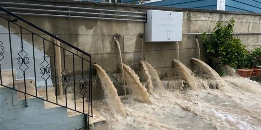 Denizli'de sağanak hayatı olumsuz etkiledi