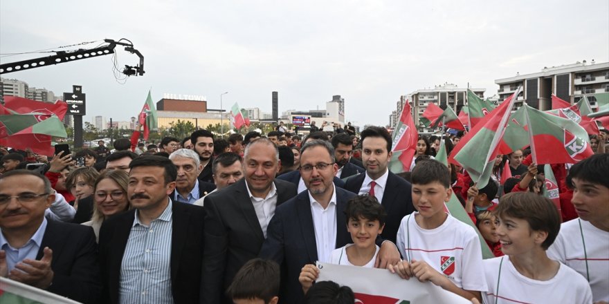 Bakan Kasapoğlu, Karşıyaka Spor Kulübü Altyapı Tesisleri Tanıtım Toplantısı'na katıldı