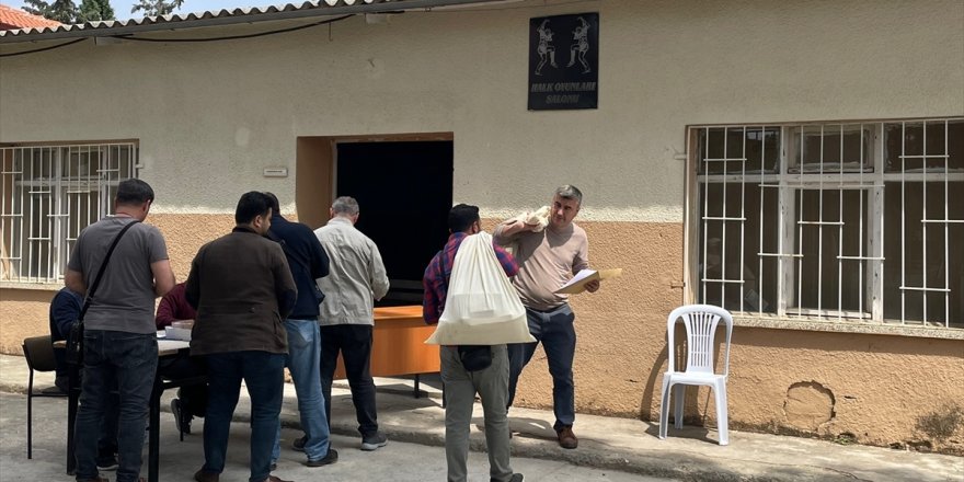 İzmir ve Aydın'da seçim torbaları sandık kurullarına teslim edilmeye başlandı