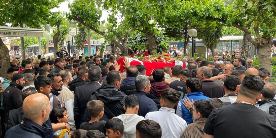 İzmir'de uyarı ateşi sonucu ölen kişi son yolculuğuna uğurlandı