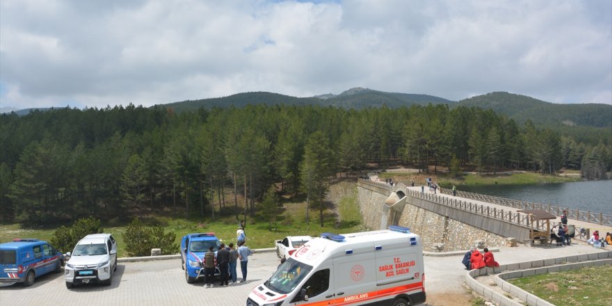 Afyonkarahisar'da boğulma tehlikesi geçiren öğrenciyi kurtarmaya çalışan 4 kişi gölette kayboldu