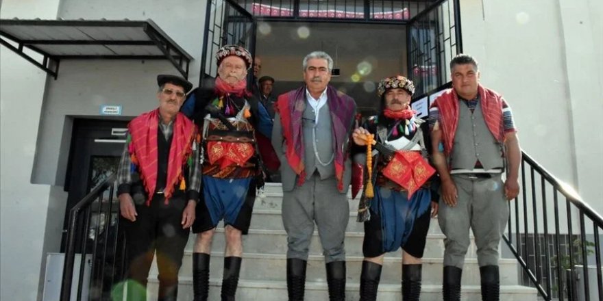 Aydın'da bir grup seçmen efe kıyafetleriyle oy kullandı