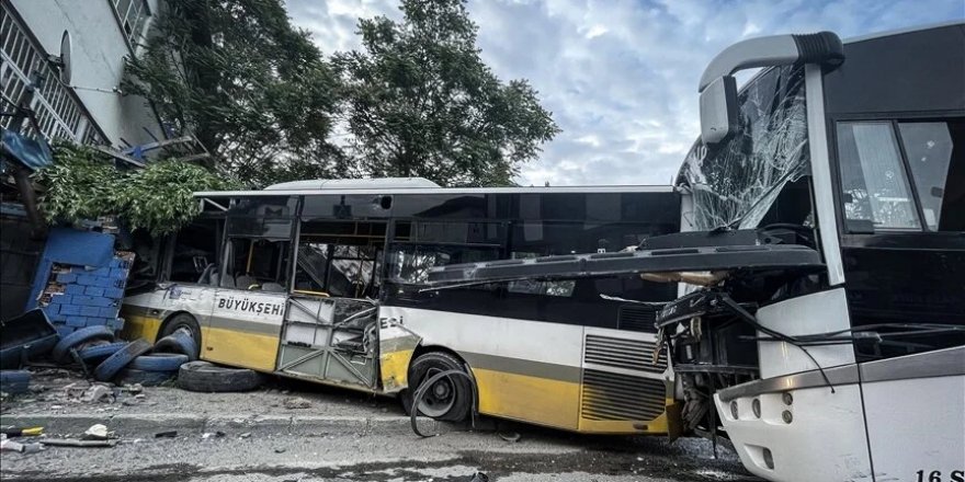 Bursa'da servis aracı ile özel halk otobüsünün çarpıştığı kazada sürücüler yaralandı