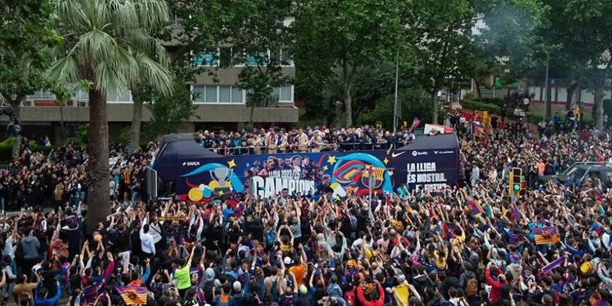 Barcelonalı futbolcular lig şampiyonluğunu kent merkezinde taraftarlarıyla kutladı