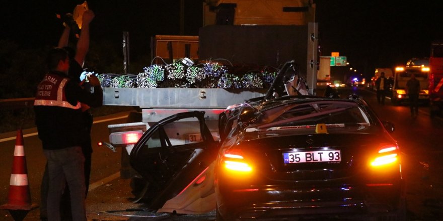 İzmir'de tıra çarpan otomobilin sürücüsü öldü