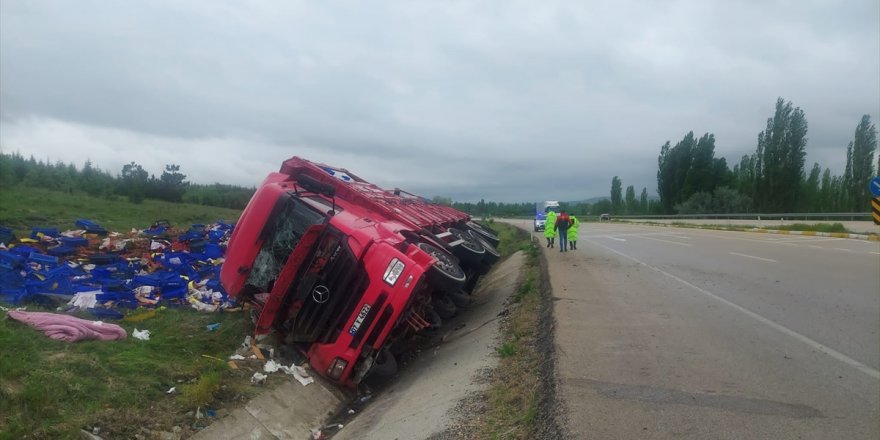 Afyonkarahisar'da şarampole devrilen kamyondaki 1 kişi yaralandı