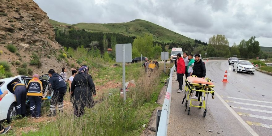 Afyonkarahisar'da şarampole devrilen otomobildeki 4 kişi yaralandı